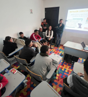 Salón con personas conociendo la estrategia vidas con huella