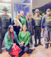 operativo rescate perrita duquesa, personas en estación de policia