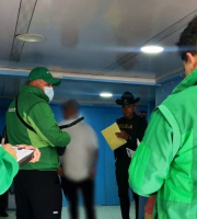 Personas del IDPYBA en operativo de rescate, junto a policia